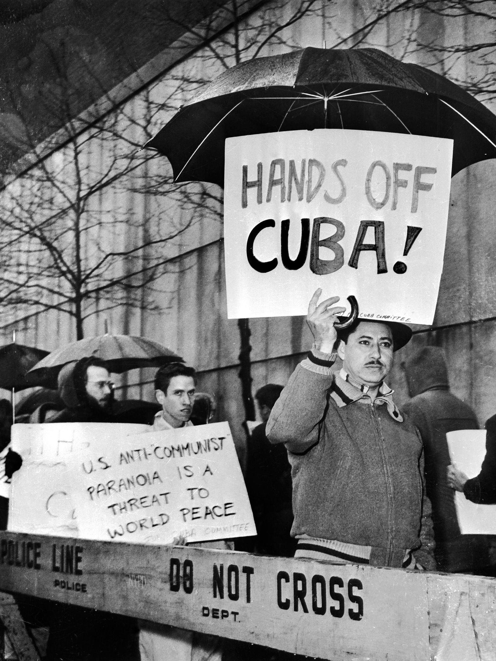 Neoyorquinos protestando contra la invasión de Bahía de Cochinos.