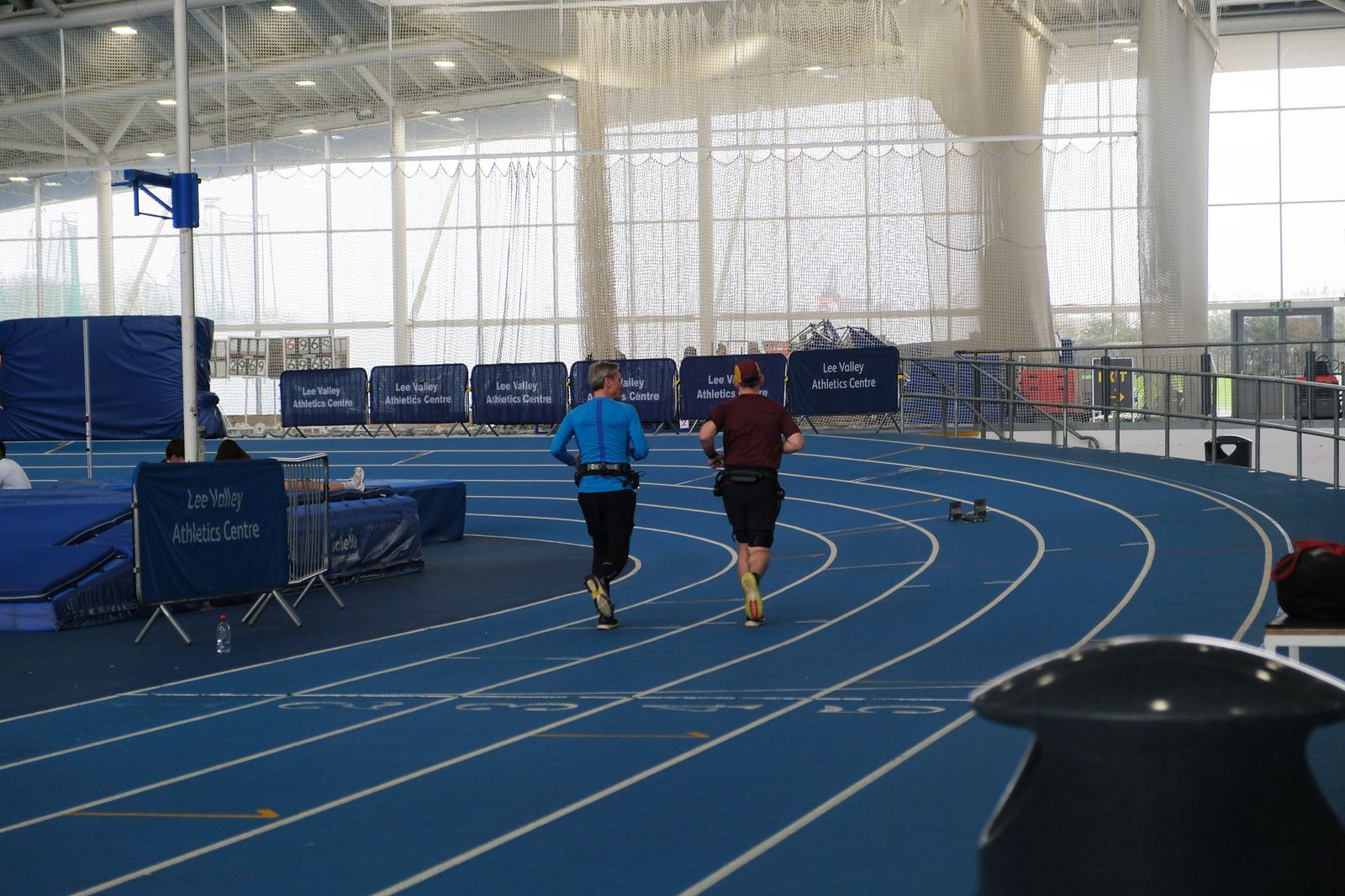 Llevamos los exoesqueletos a correr por la pista. Jeremy est a la izquierda. Chris a la derecha.