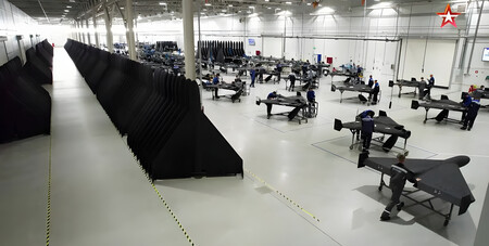 Drones Shahed en la línea de montaje de la planta rusa de Alabuga, en Tartaristán. Fuente: Zvezda TV