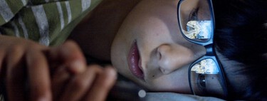 Los niños pobres crecen con pantallas, mientras los ricos pagan miles de dólares para que sus hijos lean, según reporte