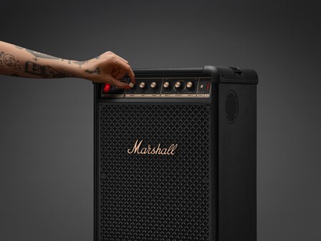 Marshall Bromley 450 Black Product Hand 2 Flat Bg