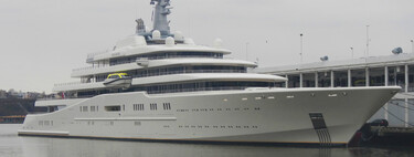 Este yate es famoso por su tamaño, pero más por su consumo: 1,000 litros de diésel diarios solo para su aire acondicionado, y todo sin moverse