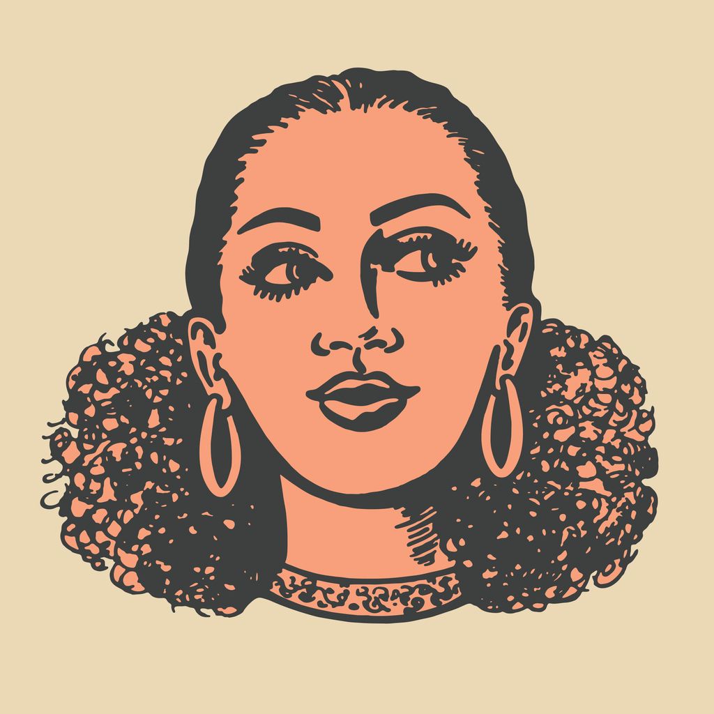 Mujer con el pelo rizado.