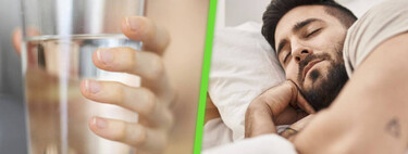 ¿Tomar agua antes de dormir? La ciencia ha aclarado al fin si es una buena idea o un enemigo terrible del sueño