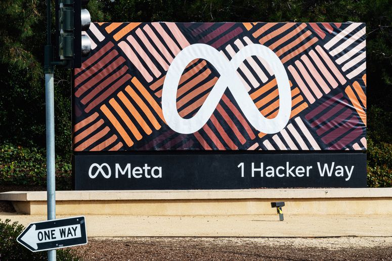 Cartel en el exterior de la sede de Meta en Menlo Park, California, el jueves 2 de febrero de 2023.