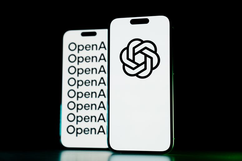 Logo de OpenAI y ChatGPT en la pantalla de dos smartphones.