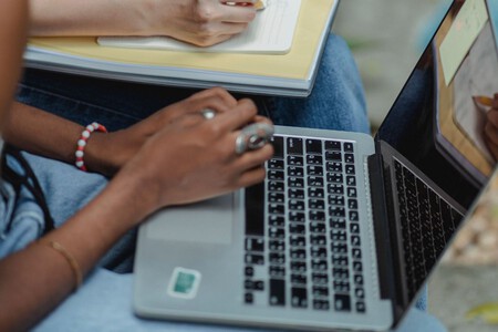 Estudiante Con Laptop
