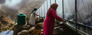 Mientras los pueblos se secan, las mujeres en Marruecos
suben a las montañas para capturar niebla: la convierten en agua potable