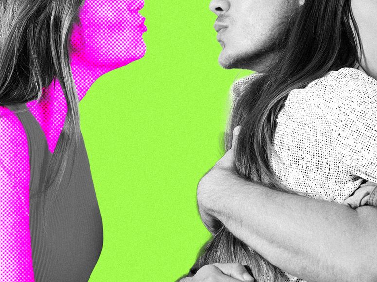 Novia descubre que su novio la engaña con su mejor amiga en casa.