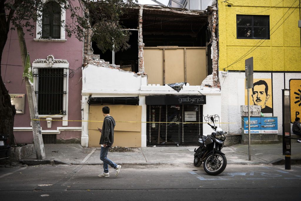 Un peatón pasa frente a una peluquería dañada por el terremoto del 19 de septiembre de 2017 en la colonia Roma de Ciudad...