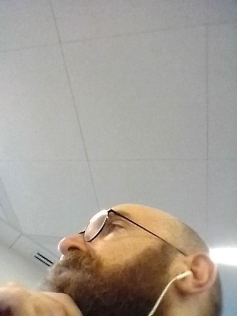 Y una ms mientras estaba sentado en su escritorio.