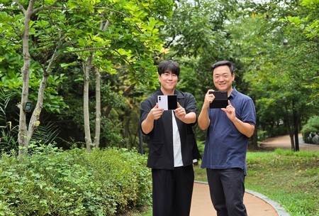 Samsung Mobile The New Galaxy Z Series Portrait Video Interview Main1 F