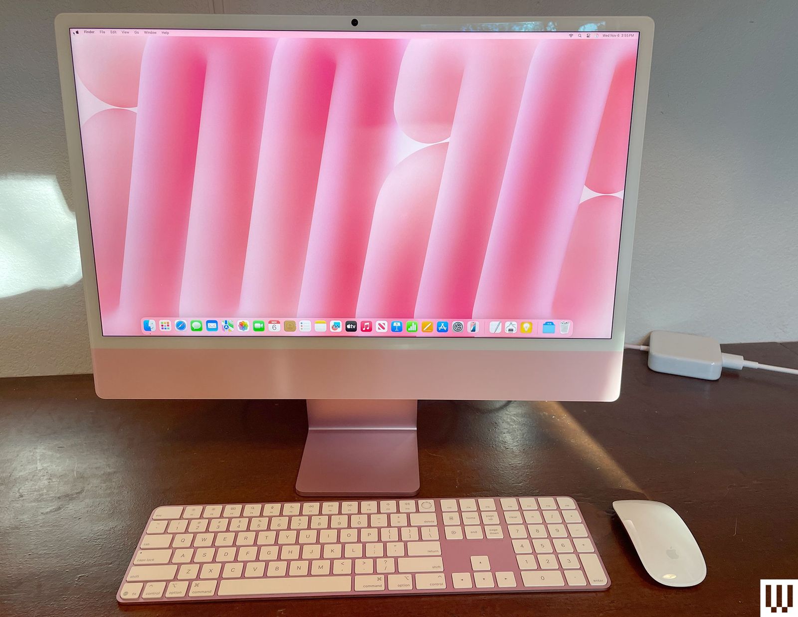 Vista frontal de la Apple iMac M4 2024 una computadora de escritorio delgada de color rosa con teclado a juego y un...