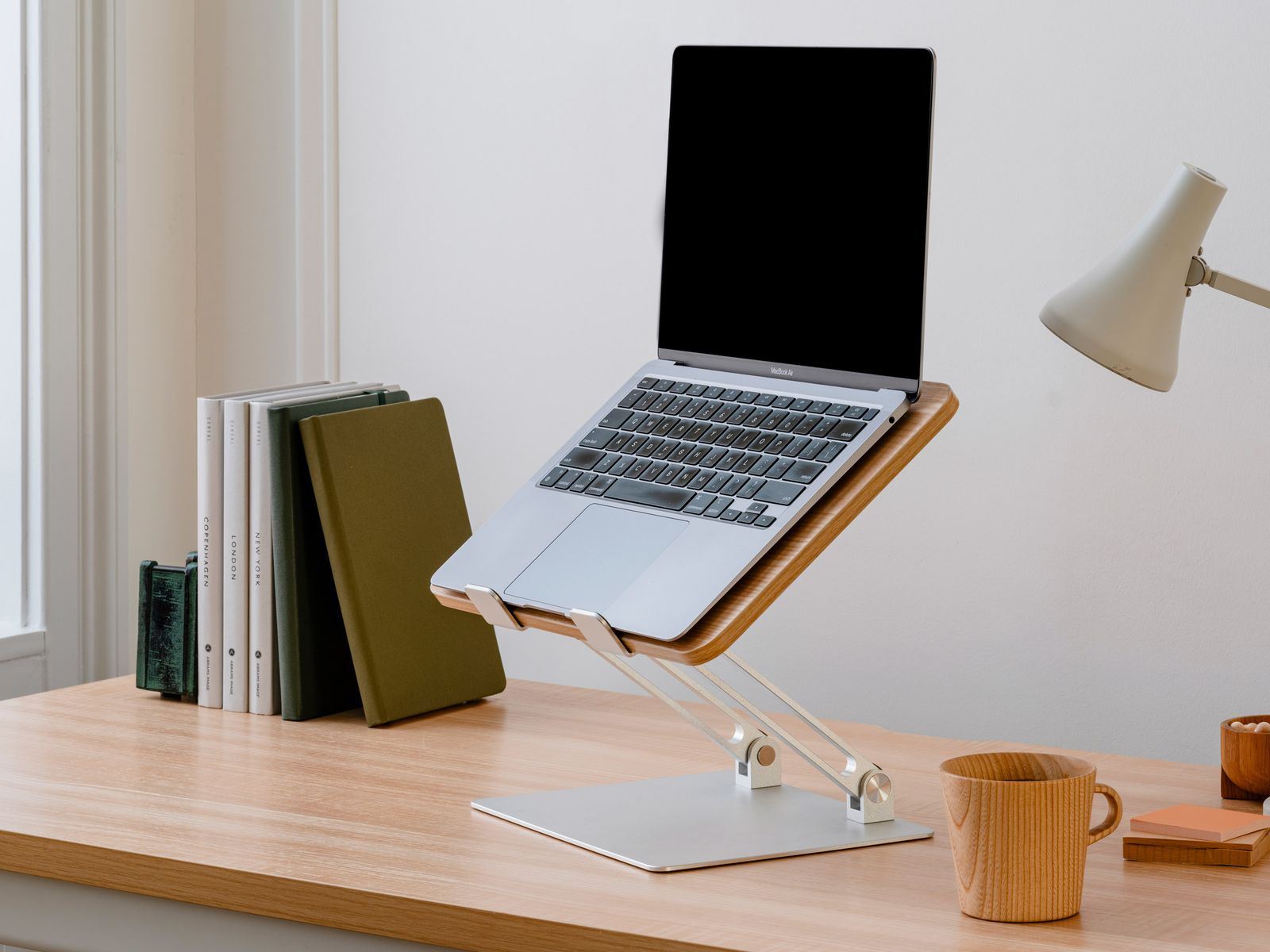 Soporte para laptop Branch sobre un escritorio.