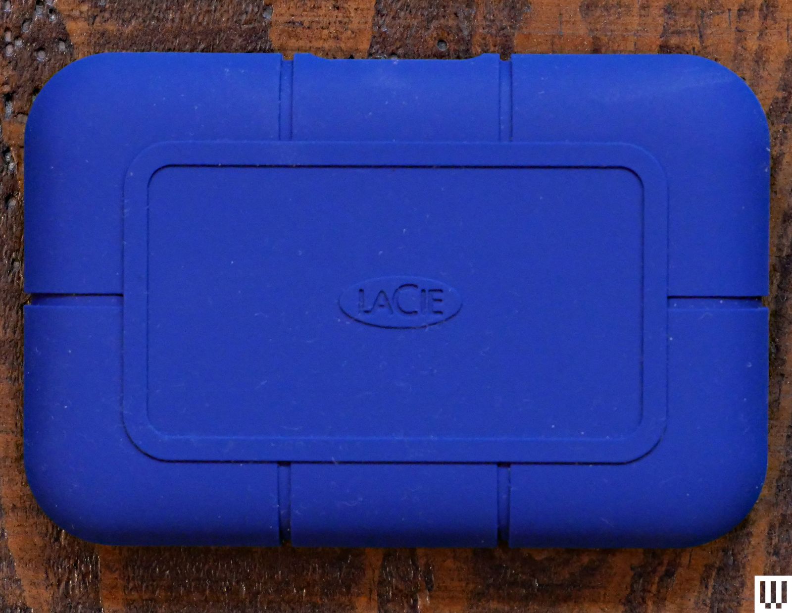 Vista area de un disco duro externo LaCie Rugged SSD Pro5 un dispositivo rectangular azul de formas redondeadas sobre...