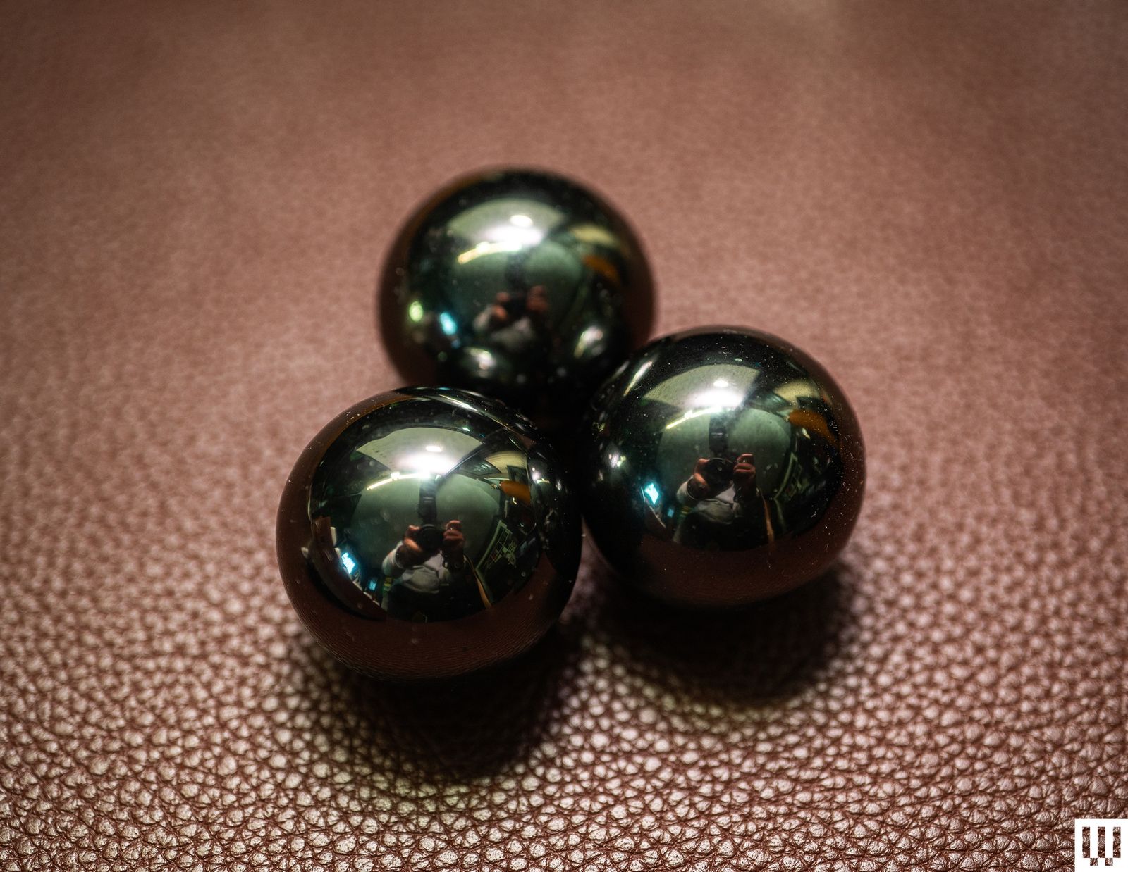 Bolas magnticas Speks Supers de 33 mm 3 bolas magnticas negras brillantes sobre una base de cuero color caf