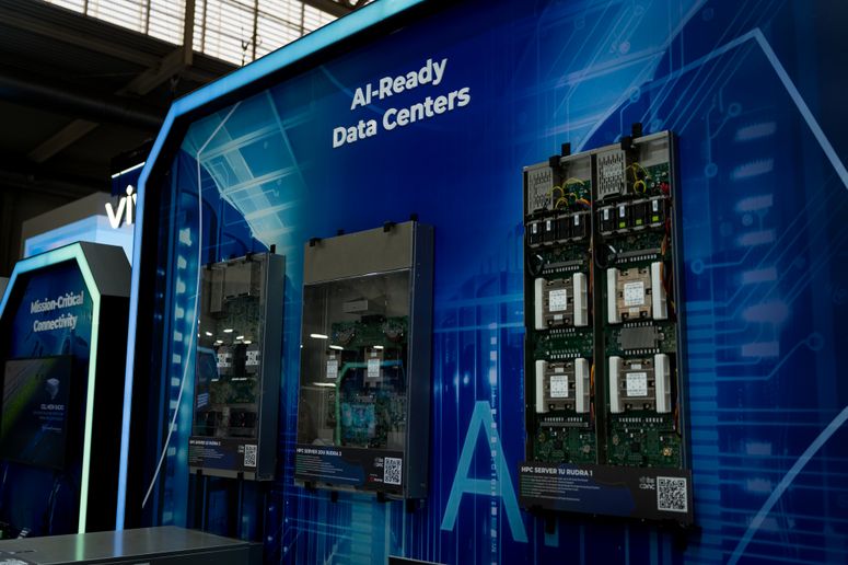 Centros de datos de inteligencia artificial (IA) exhibidos durante el Mobile World Congress 2026 (MWC) en Barcelona, España.