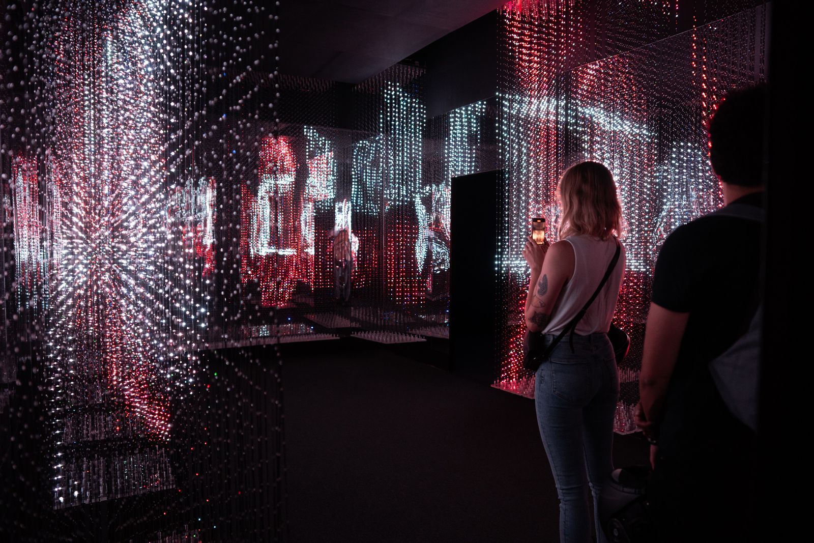 mujer capturandocon su celular experienciainmersiva en InSpace